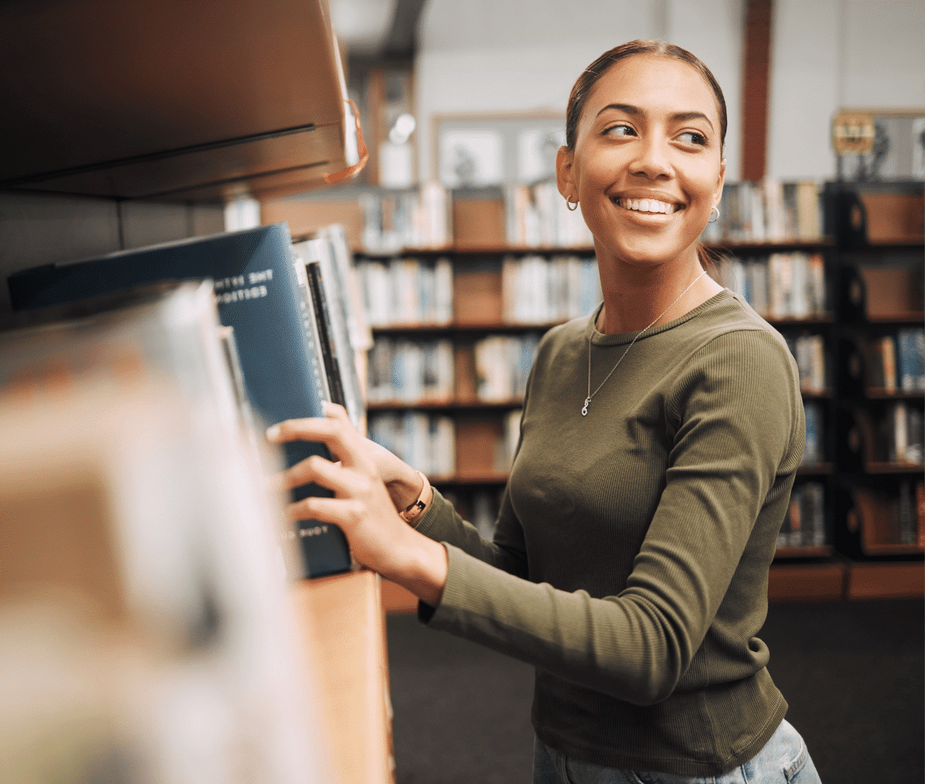 dame in bibliotheek